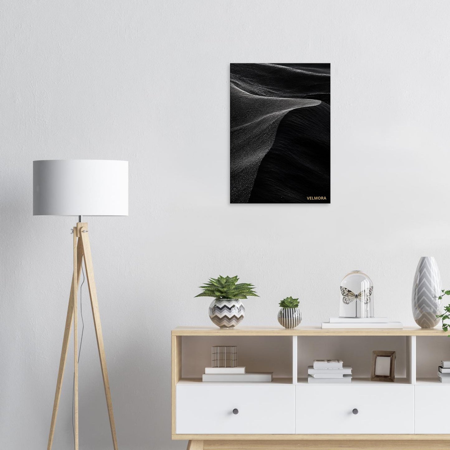 Luxury Scandinavian interior med Obsidian Shadow premium canvas från Velmora