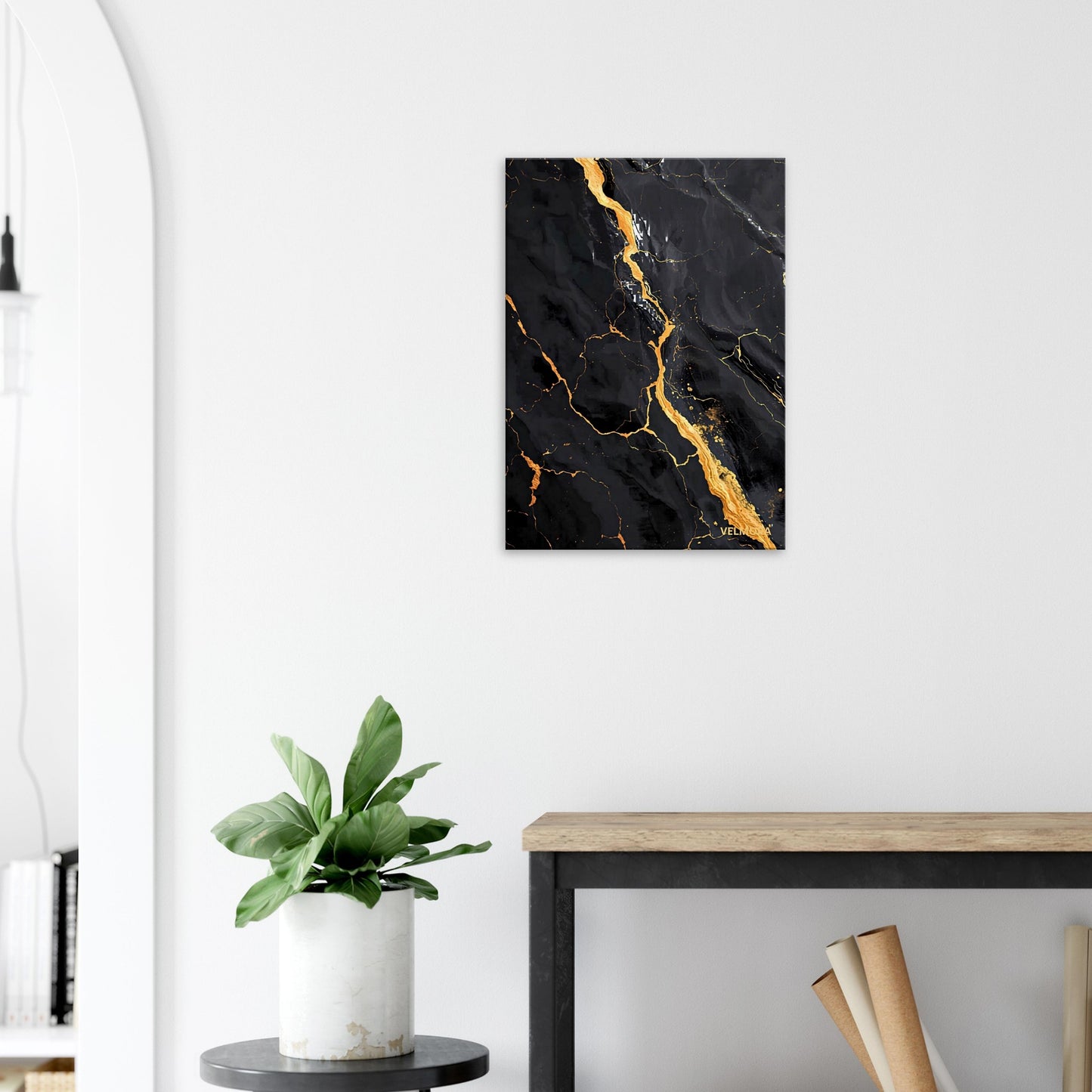 Minimalistiskt sovrum med lyxig svart canvas och gulddetaljer