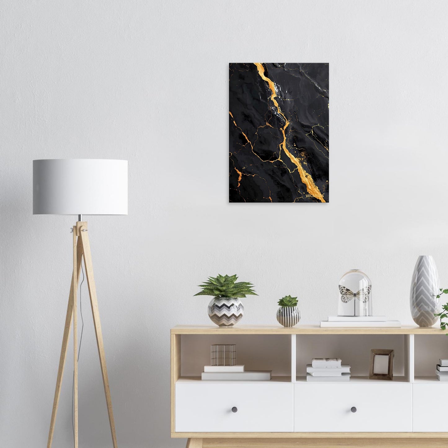 Luxury Scandinavian interior med svart premium canvas och gulddetaljer