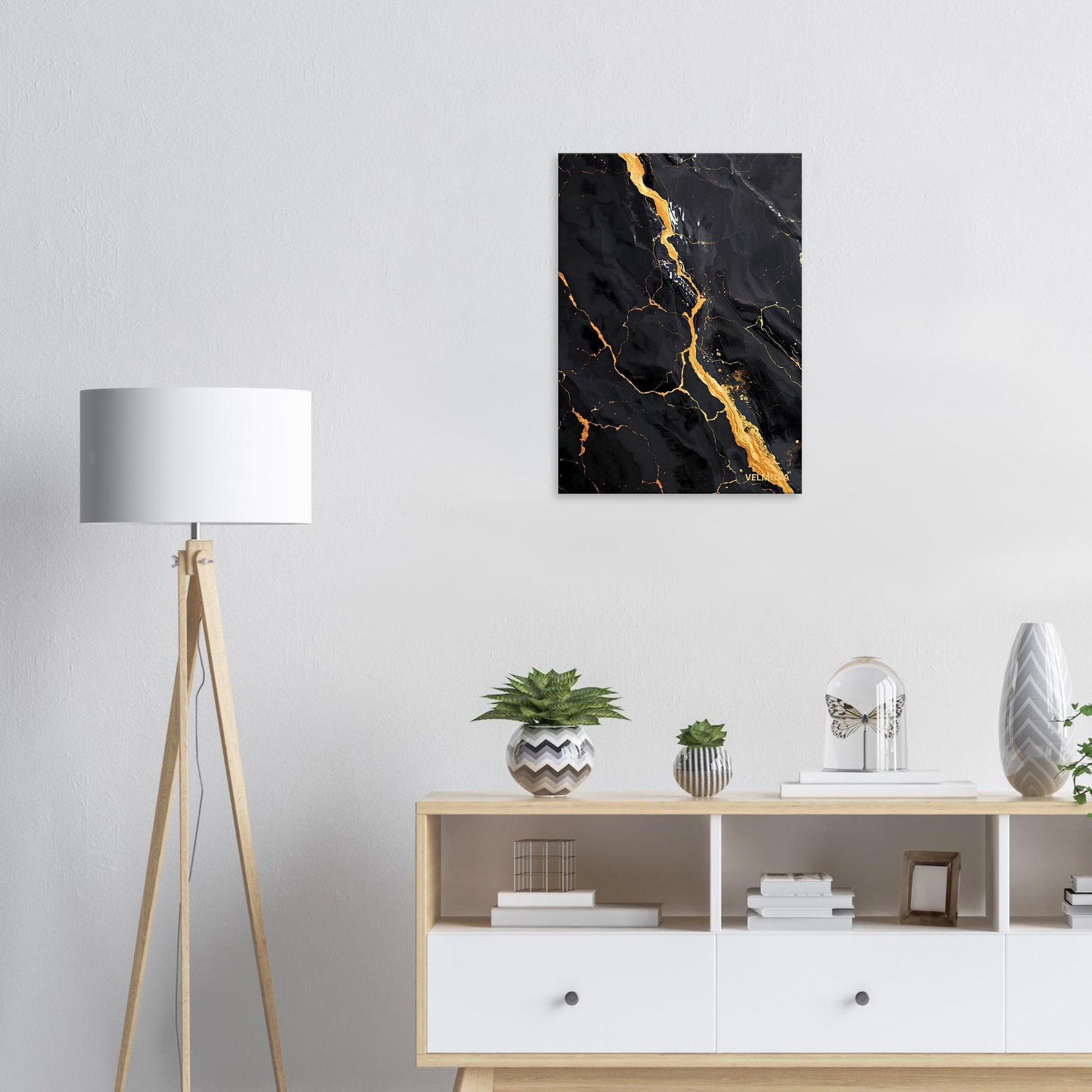 Luxury Scandinavian interior med svart premium canvas och gulddetaljer