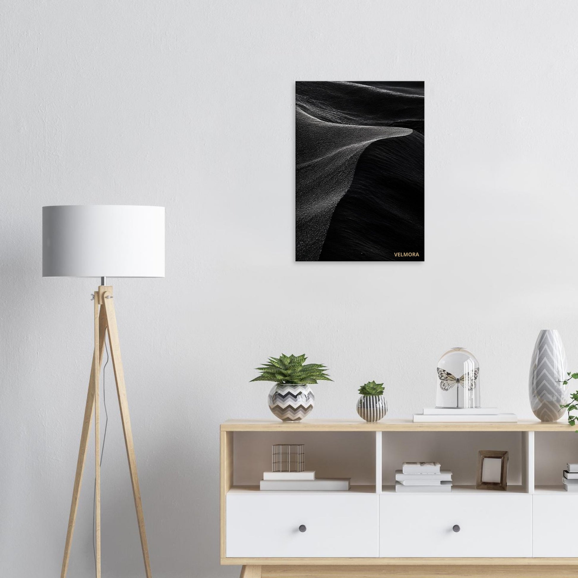 Luxury Scandinavian interior med Obsidian Shadow premium canvas från Velmora
