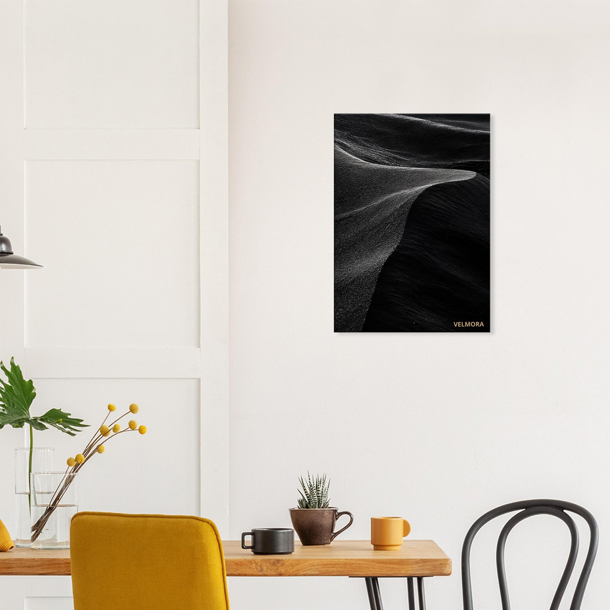 Obsidian Shadow canvas i modernt skandinaviskt vardagsrum med boutiquehotell-känsla