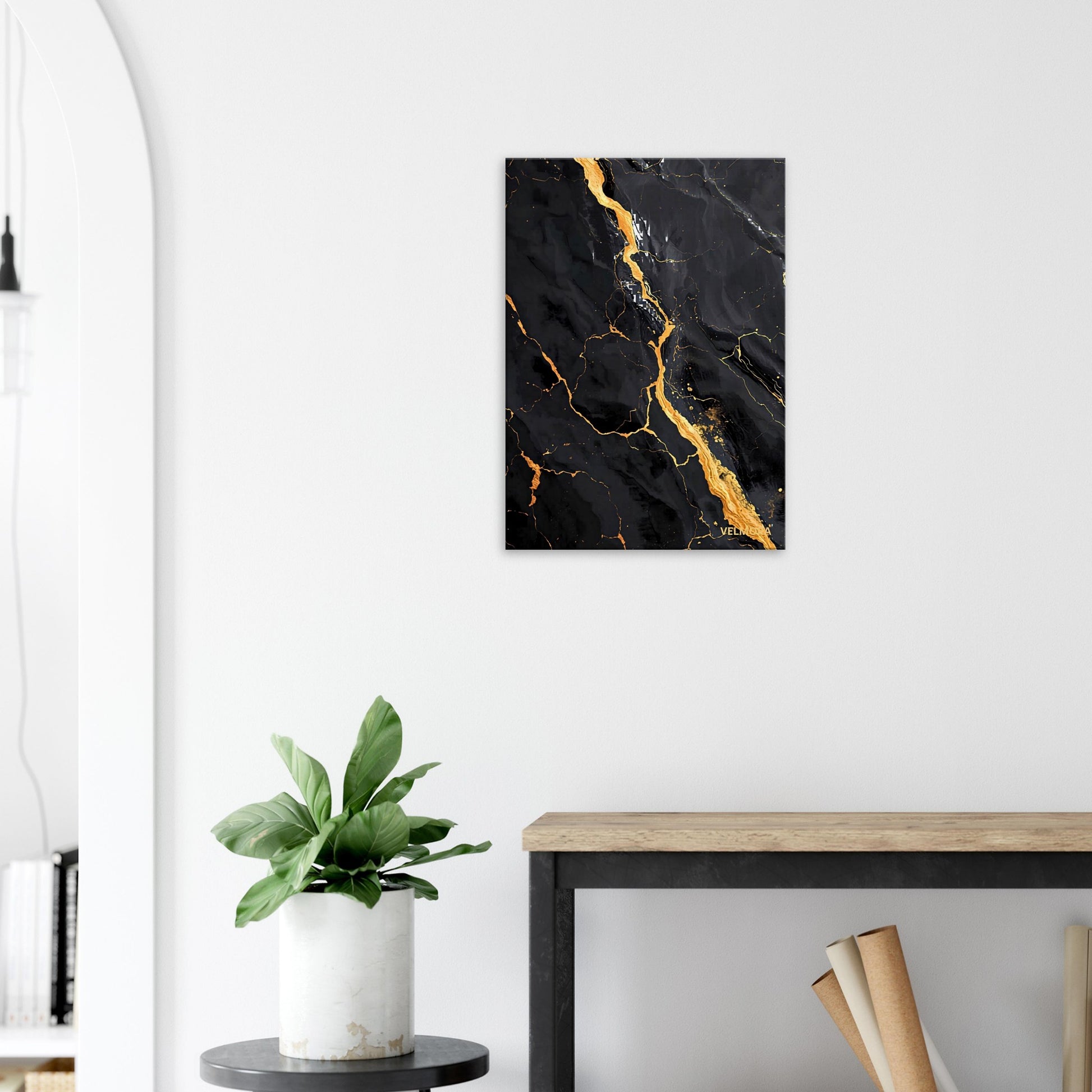 Minimalistiskt sovrum med lyxig svart canvas och gulddetaljer