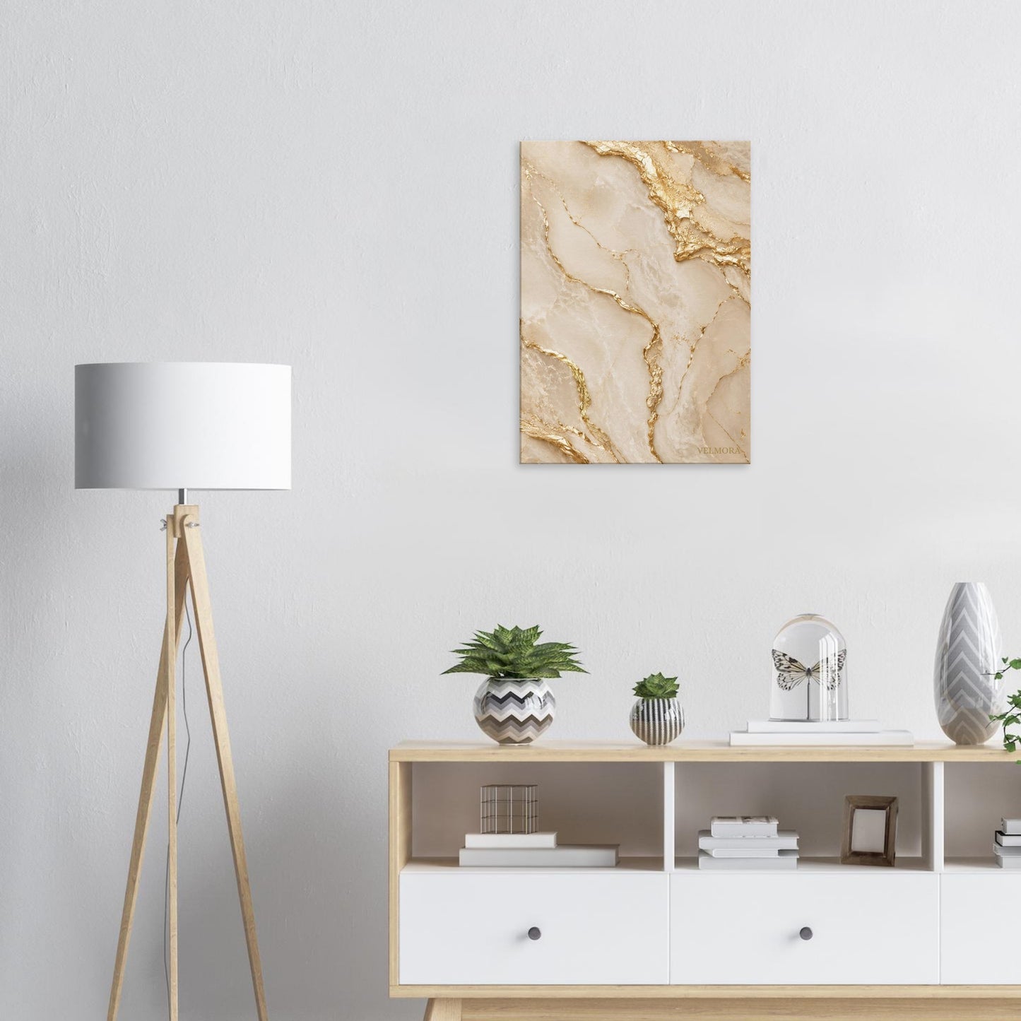 Golden Ivory canvas i exklusivt skandinaviskt vardagsrum med hotellinspirerad design