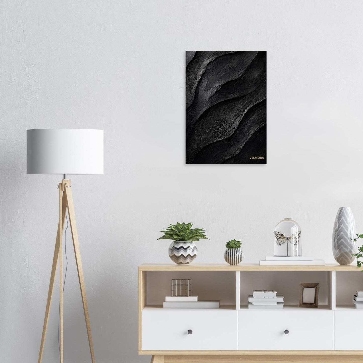 Minimalistiskt skandinaviskt vardagsrum med mörk premium canvas från Velmora Atelier