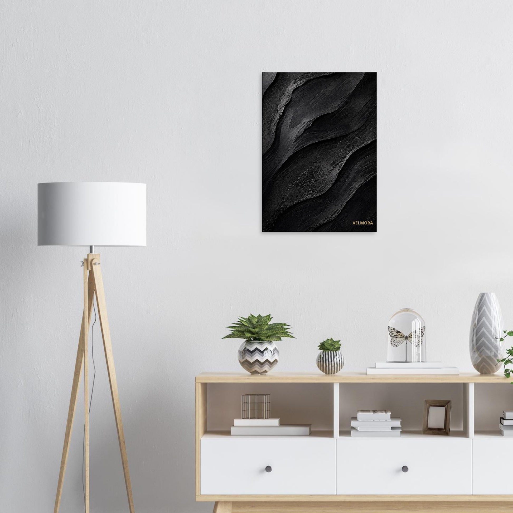 Minimalistiskt skandinaviskt vardagsrum med mörk premium canvas från Velmora Atelier